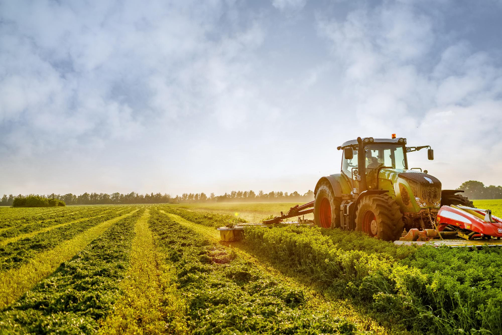 Fuchsiger Computerhilfe | tractor makes harvesting hay animals farm1