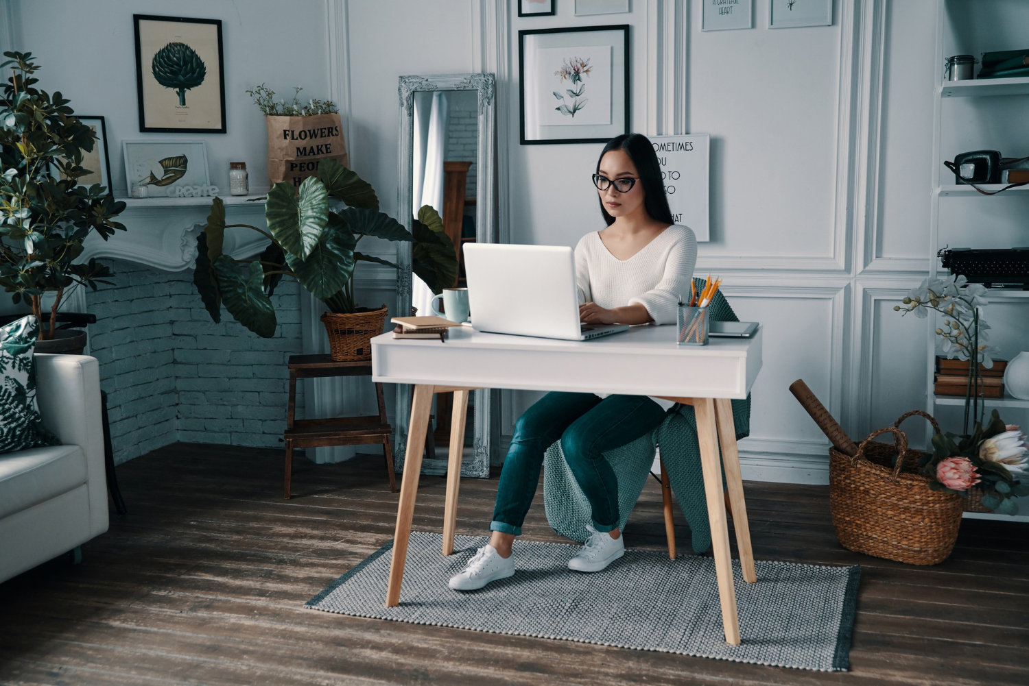 Frau sitzend im Homeoffice Büro