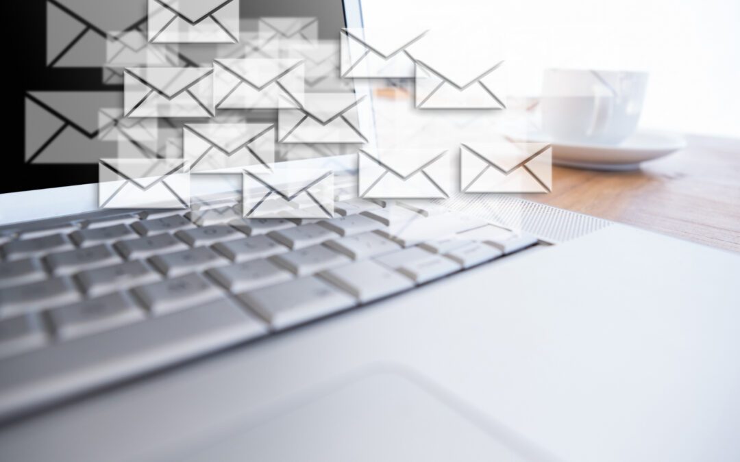 Tastatur mit E-Mail Briefen in einem Bild E-Mail Postfach aufräumen