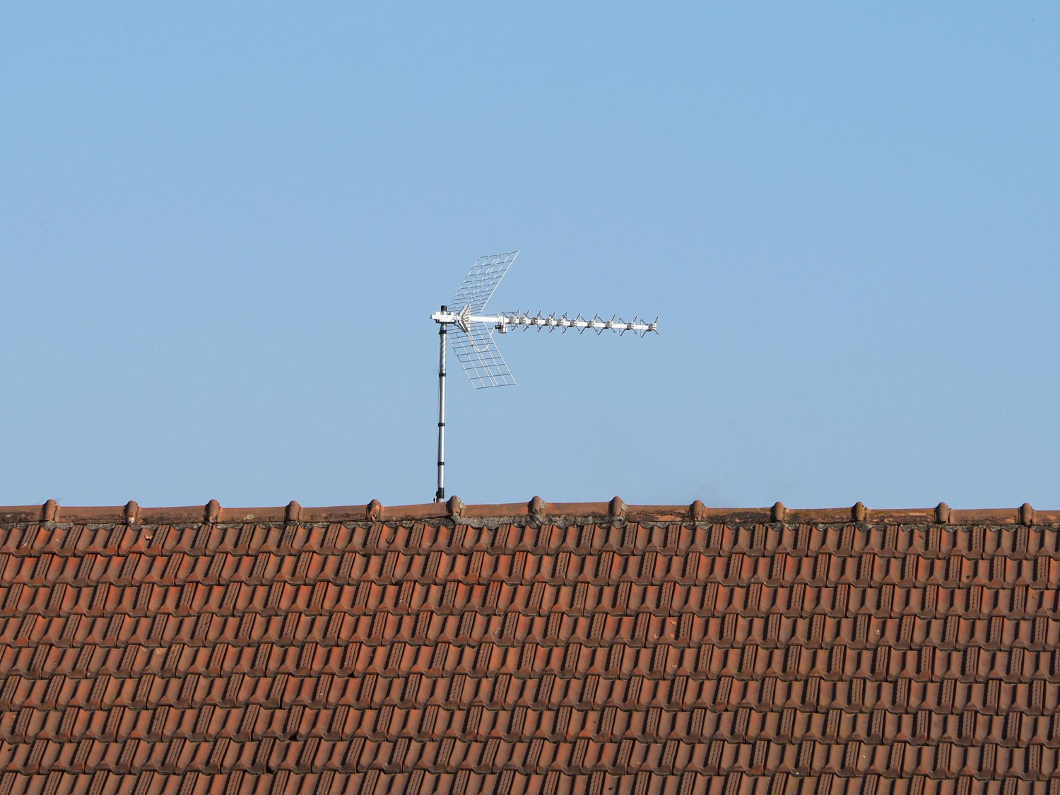 DVBT Antenne auf einem Hausdach